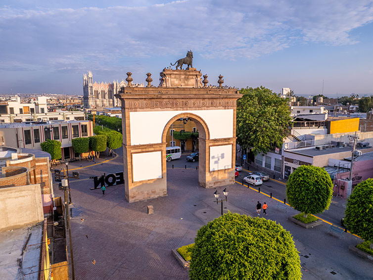 Descubriendo el corazón histórico de León: El Arco de la Calzada