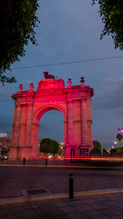 Vista nocturna del Arco de La Calzada de León Guanajuato