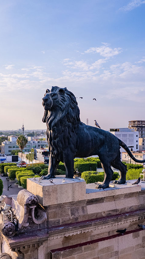 El León de bronde del Arco de La Calzada en León Guanajuato