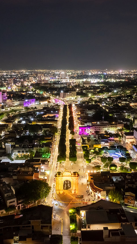 Vista nocturna aérea del Arco de La Calzada de León Guanajuato