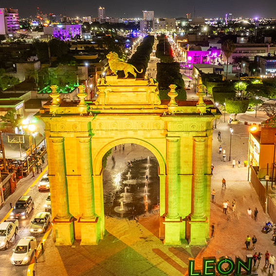 Vista nocturna del Arco de La Calzada de León Guanajuato