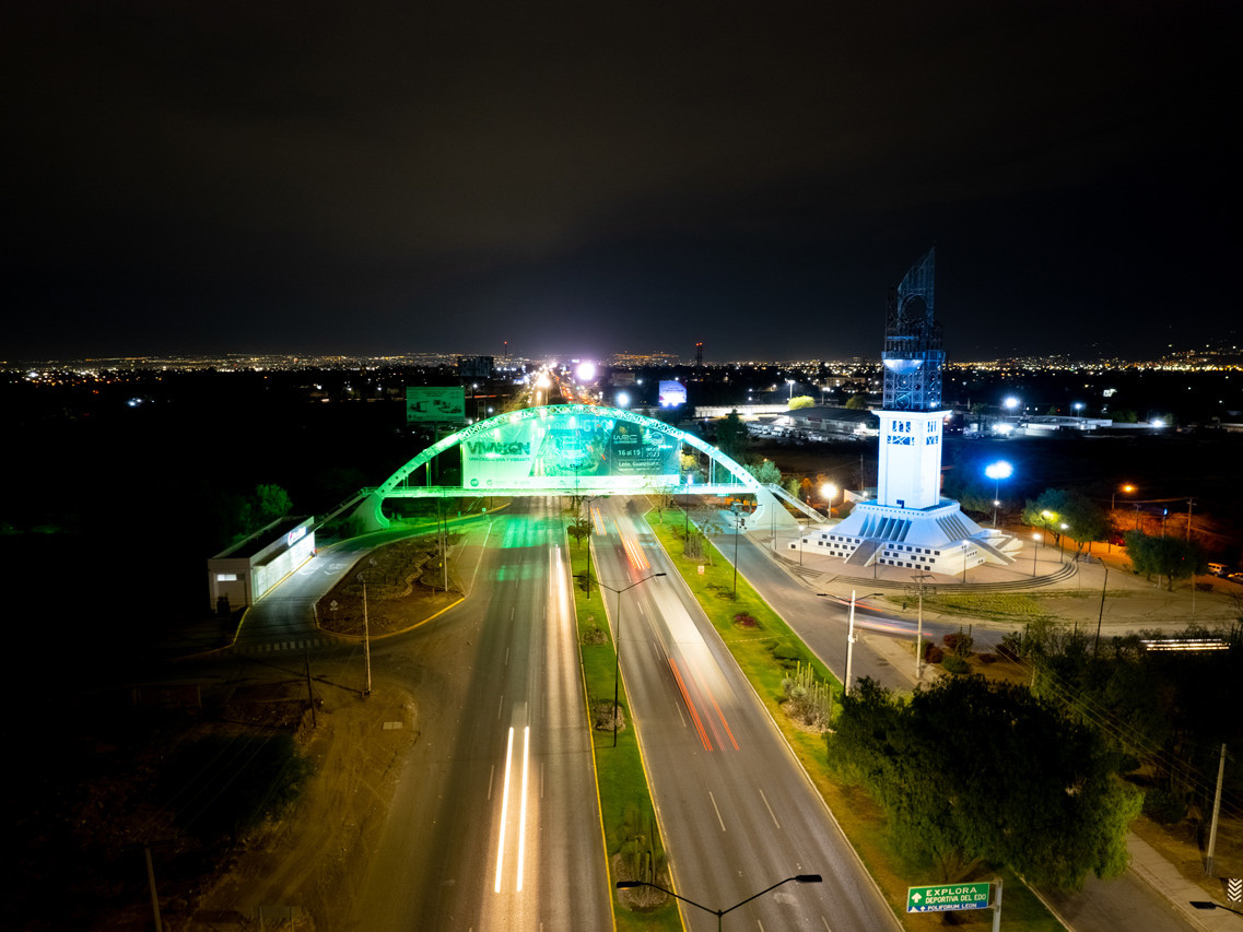 El Arco del Milenio: Un Símbolo de Modernidad en el Corazón de León