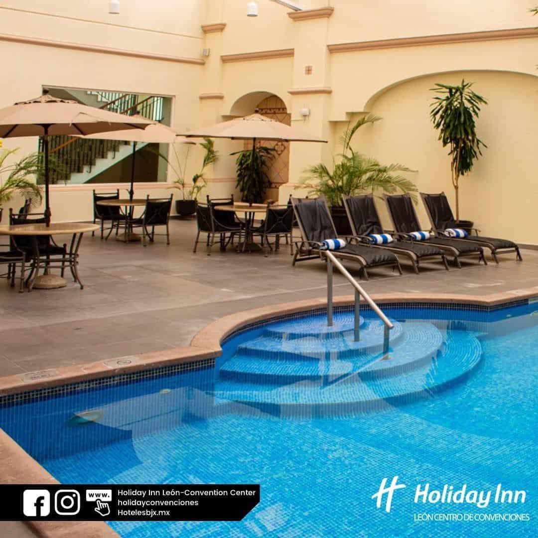 Piscina moderna y relajante en el hotel Holiday Inn León, ideal para descansar y disfrutar del clima cálido de la ciudad.