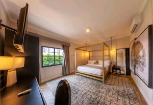 4 Le Bristol 1 300x205