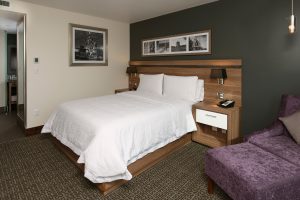 Guestroom queen 300x200