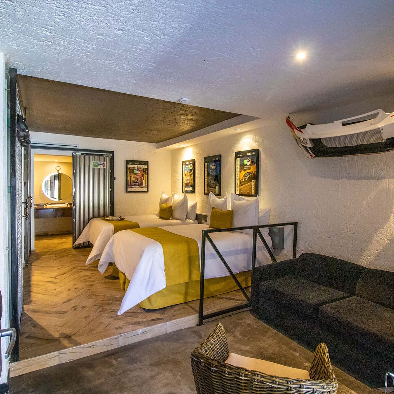 Habitación moderna en hotel de León, México con camas cómodas, decoración vibrante y ambiente acogedor para una estancia plac.