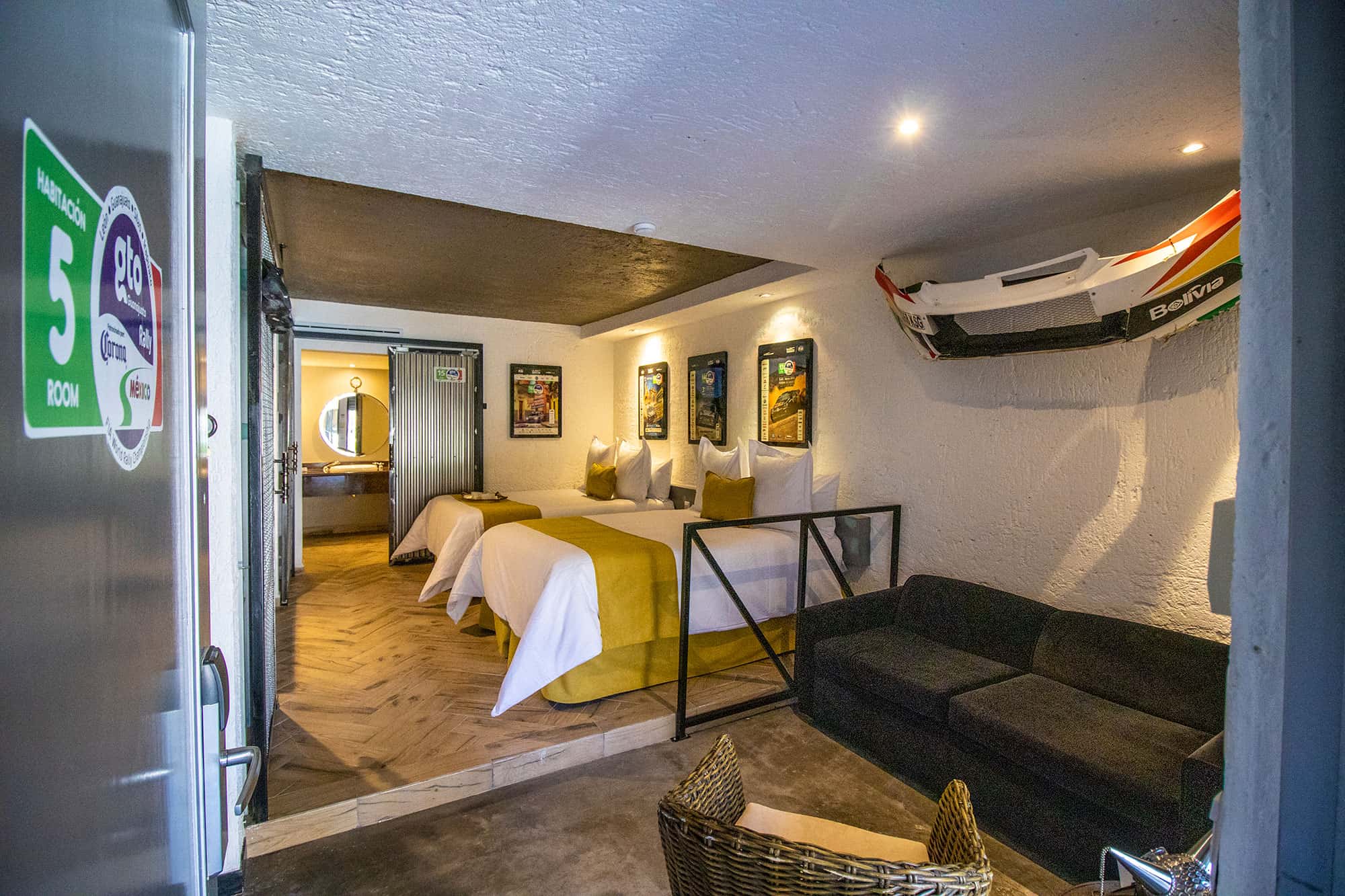 Habitación moderna en hotel de León, México con camas cómodas, decoración vibrante y ambiente acogedor para una estancia plac.