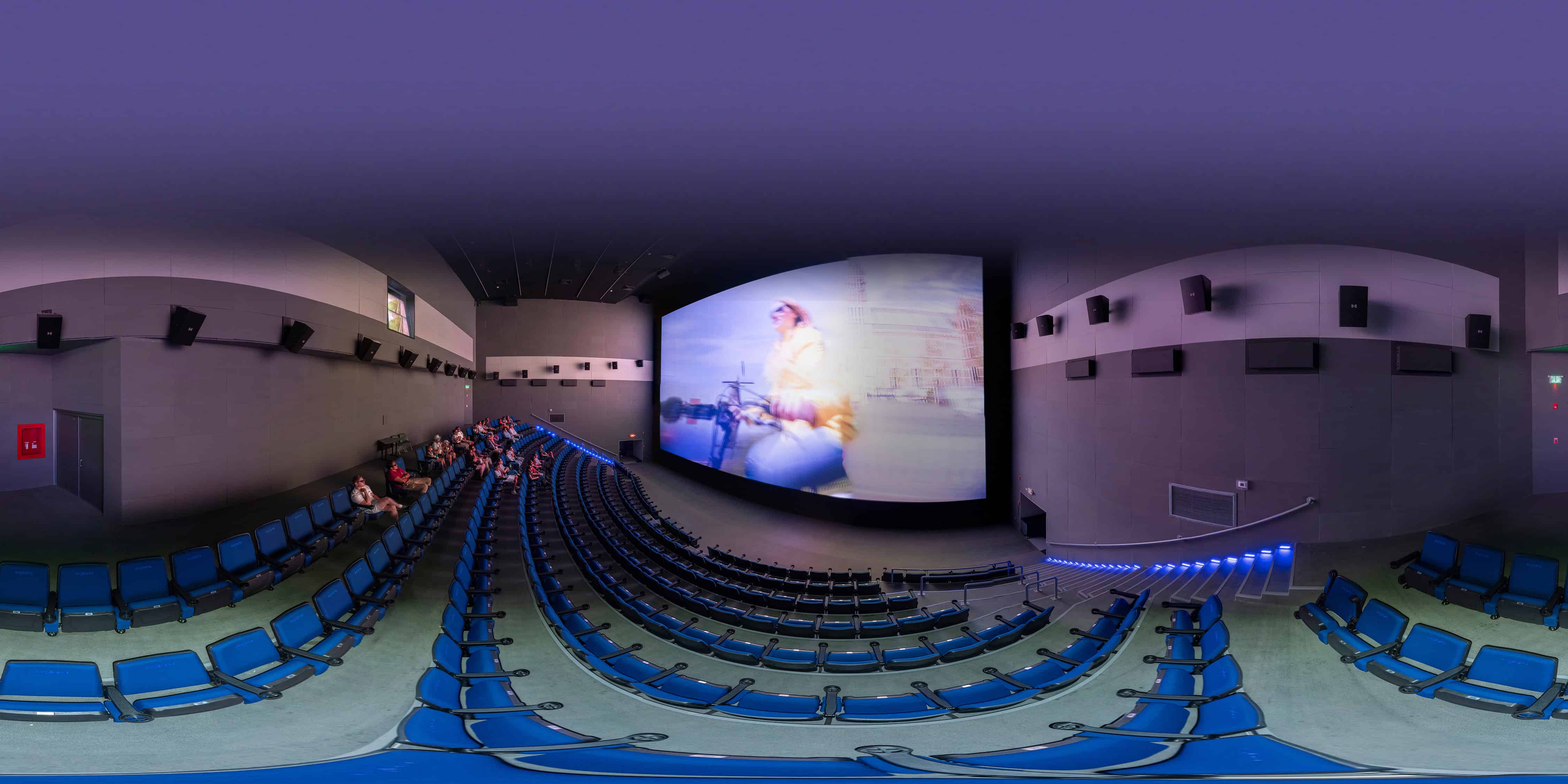 Sala de cine moderna en León, Guanajuato, con asientos y pantalla grande para entretenimiento cultural.