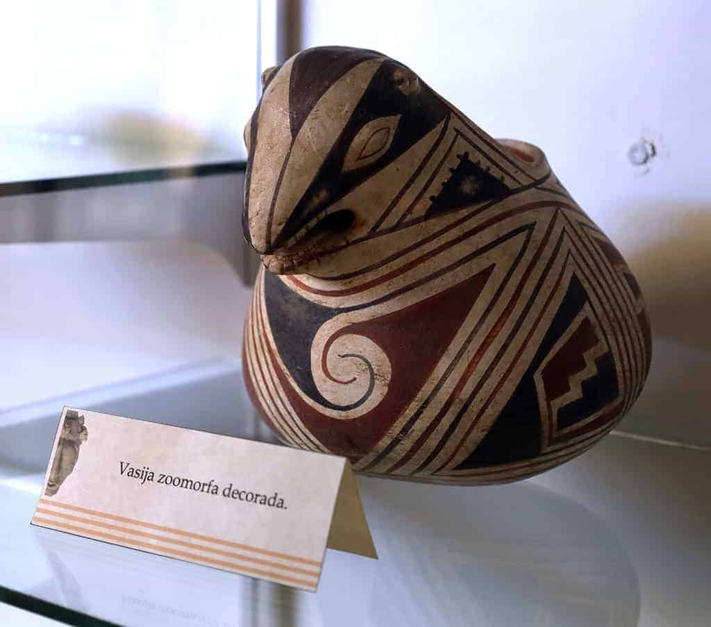 Vasija decorada de la cultura Zamora, arte prehisp&aacute;nico de Michoac&aacute;n, cer&aacute;mica tradicional con dise&ntilde;os geom&eacute;tricos y simb&oacute;lic.