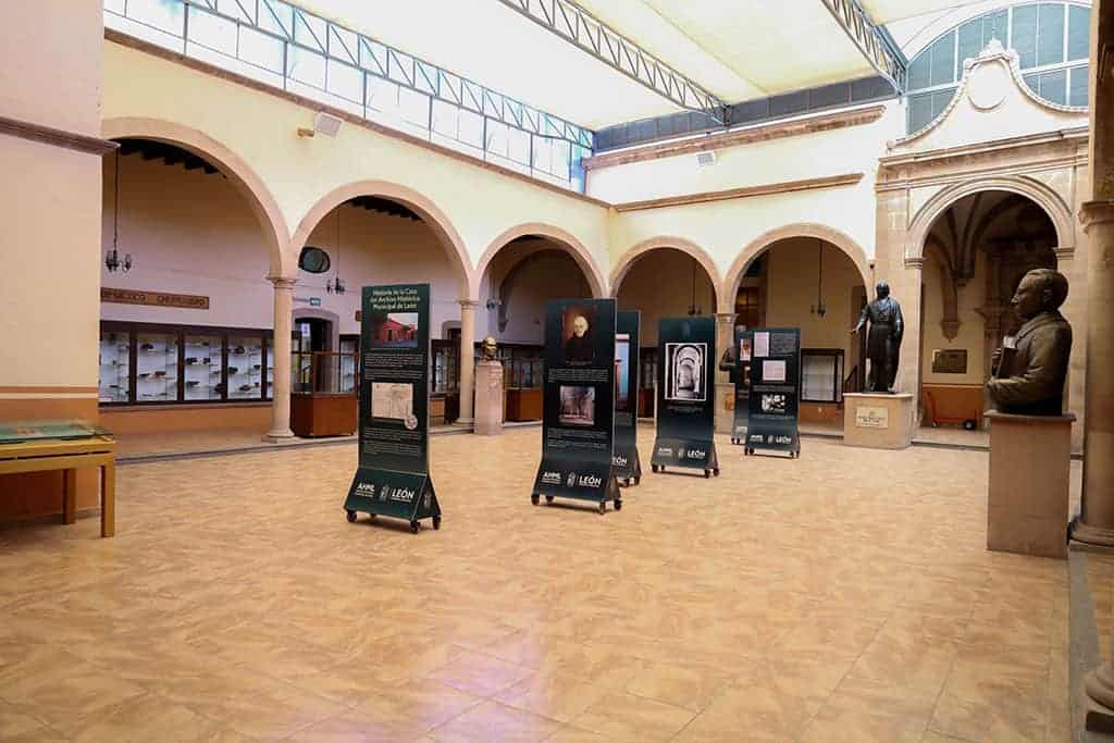 Amplio interior del Museo de Arte e Historia en Le&oacute;n, exhibiciones culturales y obras de arte en un espacio hist&oacute;rico y bien.