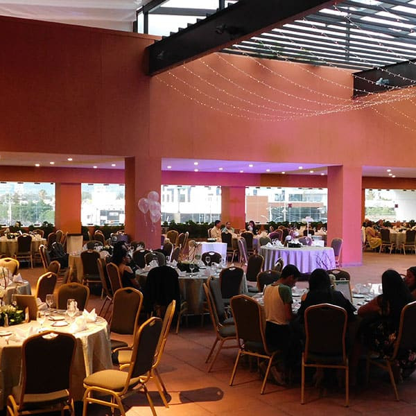 Salón de eventos en León, México con iluminación moderna y elegante, ideal para bodas, banquetes y celebraciones especiales.