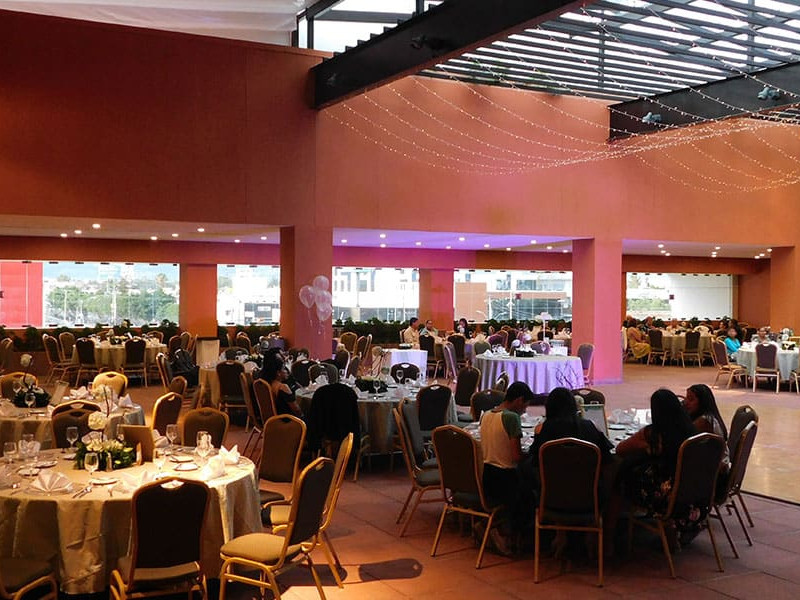 Sal&oacute;n de eventos en Le&oacute;n, M&eacute;xico con iluminaci&oacute;n moderna y elegante, ideal para bodas, banquetes y celebraciones especiales.