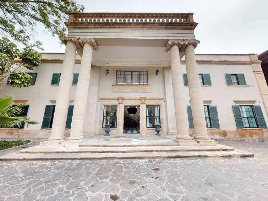 Fachada del antiguo palacio con columnas y detalles arquitect&oacute;nicos cl&aacute;sicos en Le&oacute;n, Guanajuato, ideal para turismo cultural.