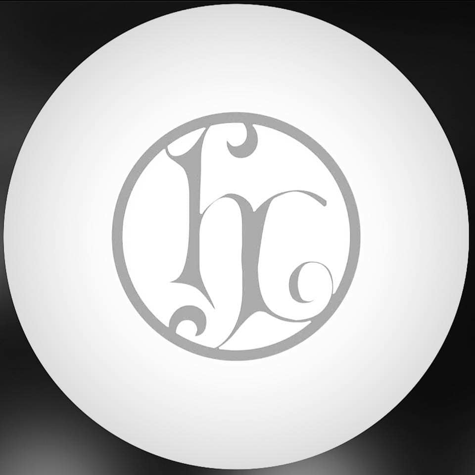 Logo decorativo en gris oscuro con letras entrelazadas en un c&iacute;rculo, ideal para identidad visual de negocios en Le&oacute;n, M&eacute;xico.