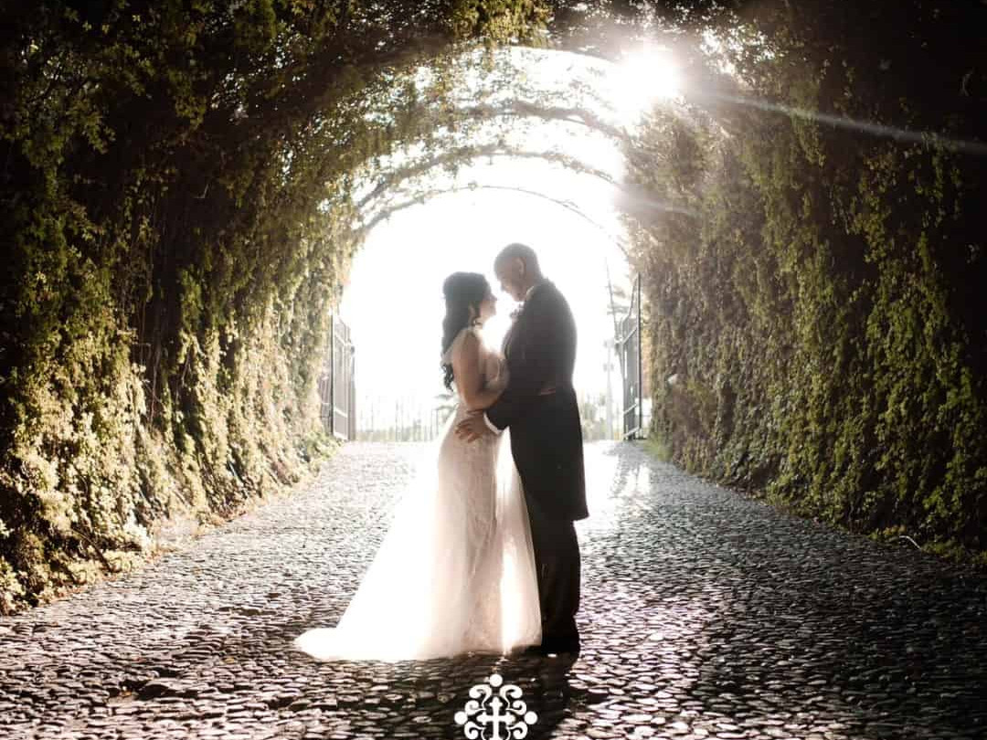 Boda rom&aacute;ntica en t&uacute;nel natural en Le&oacute;n, M&eacute;xico, con pareja en silueta bajo la luz del sol, ideal para bodas y sesiones fotog.