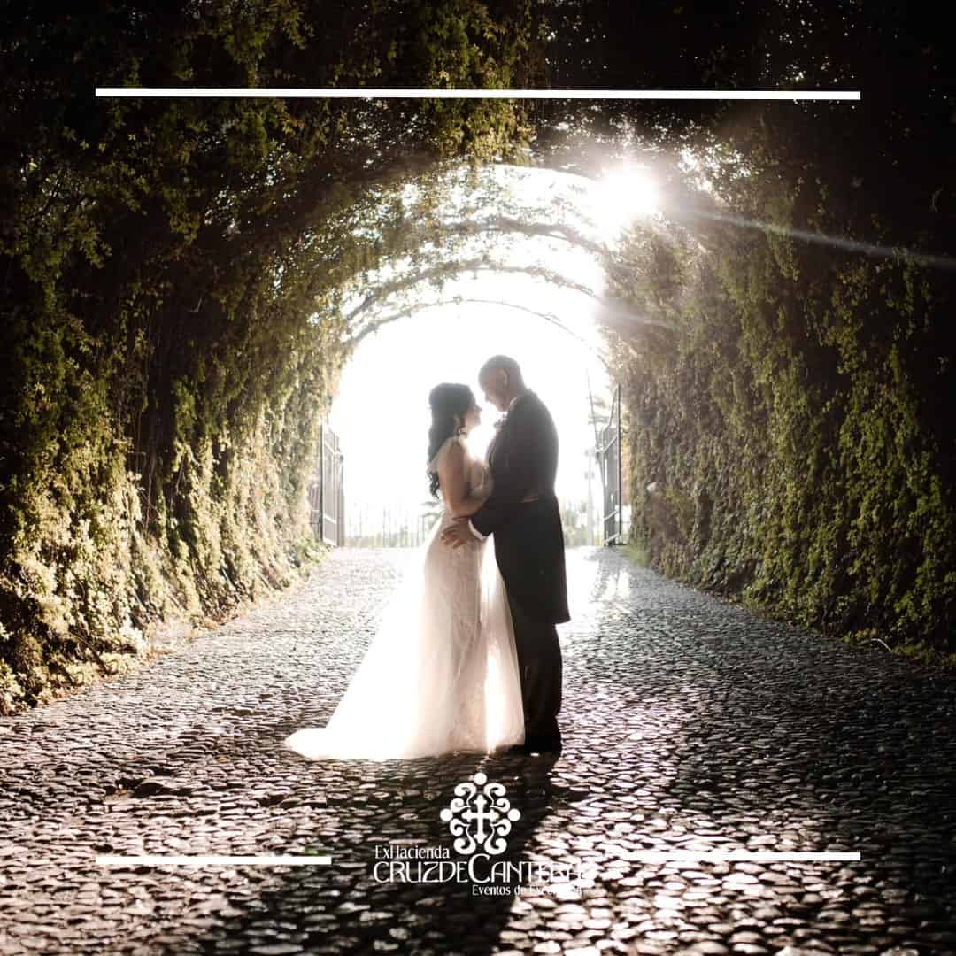 Boda romántica en túnel natural en León, México, con pareja en silueta bajo la luz del sol, ideal para bodas y sesiones fotog.