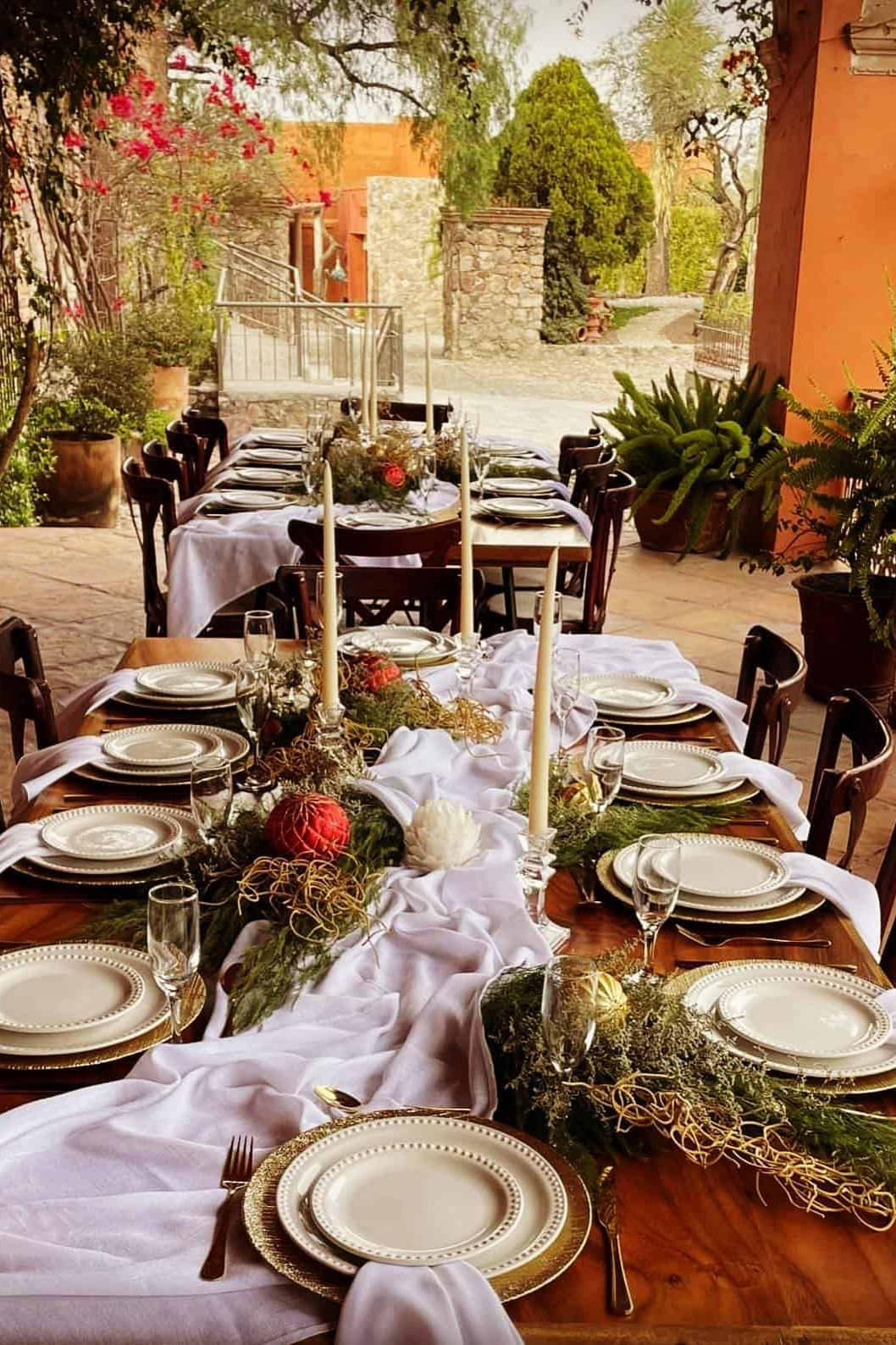 Mesa decorada para evento en un ambiente rústico y natural en León, México.
