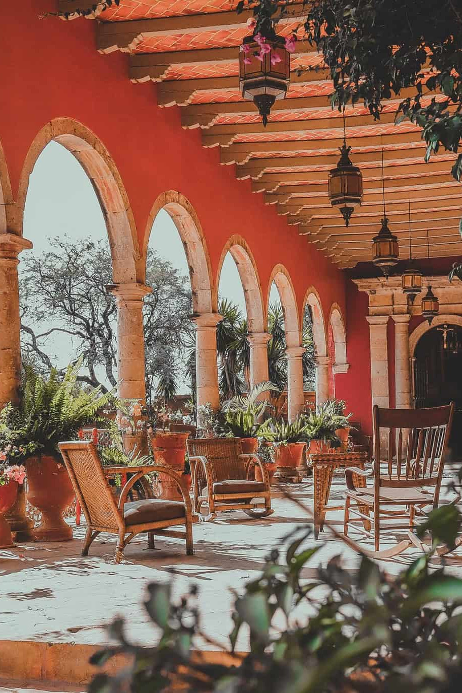 Hermoso patio colonial con arcos y plantas tropicales, ideal para relajarse y disfrutar del clima cálido en León, México.