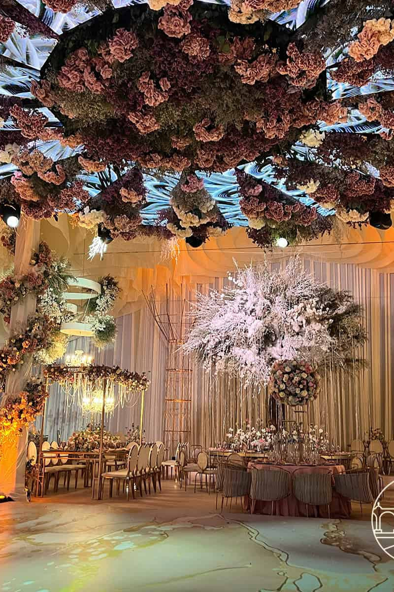 Decoración de evento en León, México con flores, iluminación y mobiliario sofisticado para celebraciones especiales.