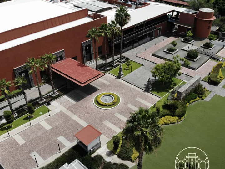 Fachada del Museo de Arte e Historia de Le&oacute;n con &aacute;reas verdes y caminos peatonales.