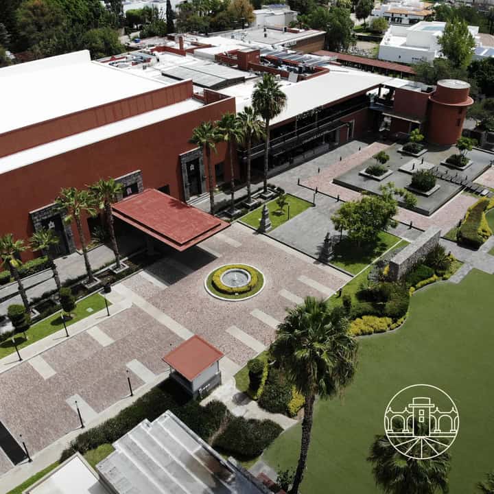 Fachada del Museo de Arte e Historia de León con áreas verdes y caminos peatonales.