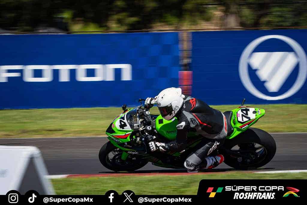 Moto de carreras en la pista durante una competencia de velocidad, mostrando un piloto en acci&oacute;n en un evento de velocidad en.