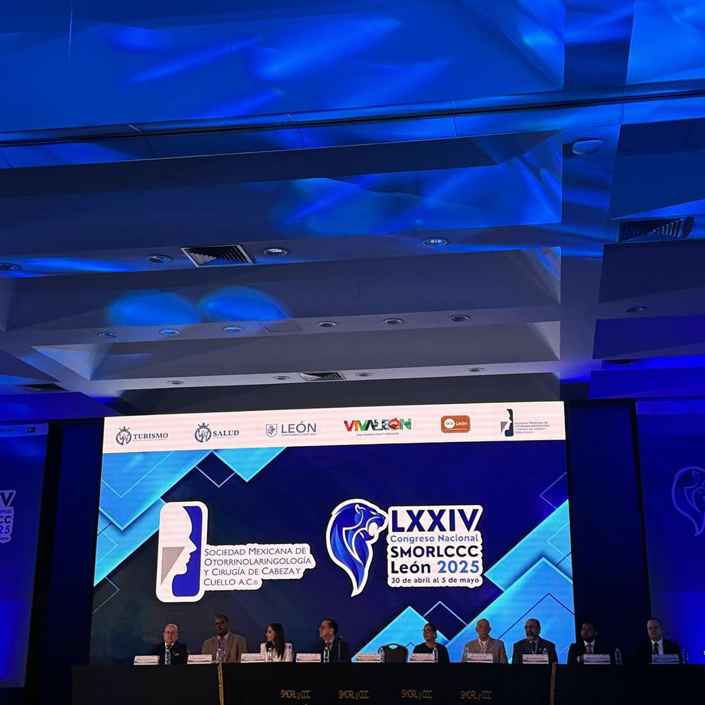 Conferencia de SMORLCC en León 2025, evento de otorrinolaringología y salud en México, con expertos y profesionales en un ent.
