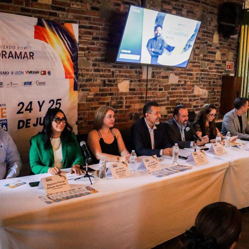 Conferencia de turismo en León, México con expertos en economía y desarrollo local.