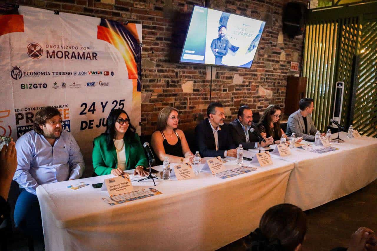 Conferencia de turismo en León, México con expertos en economía y desarrollo local.