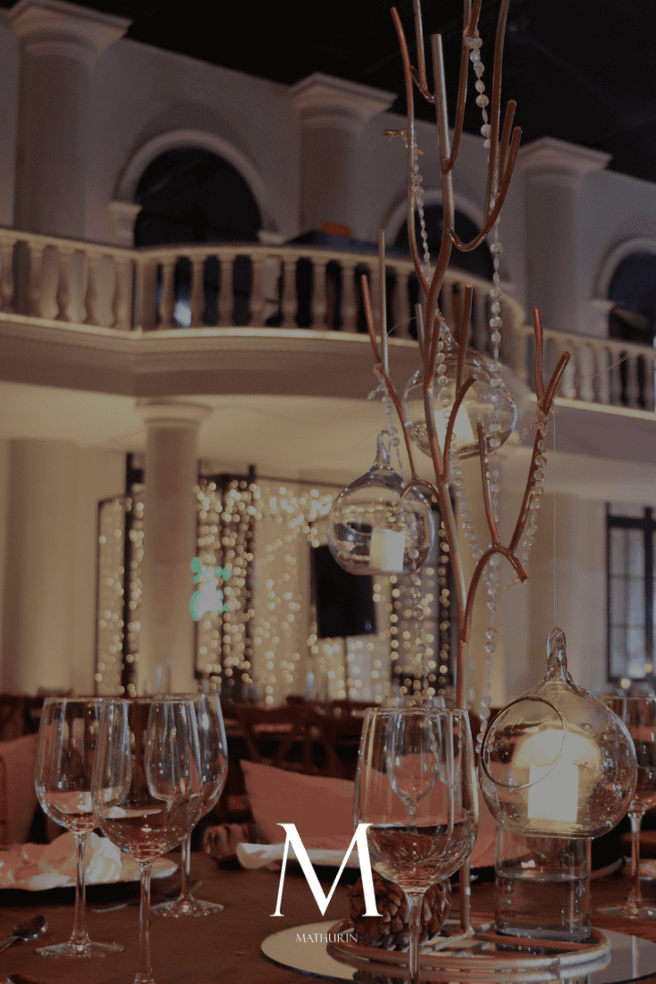 Salón de eventos en León, México con decoración moderna, iluminación cálida y ambiente elegante para celebraciones especiales.