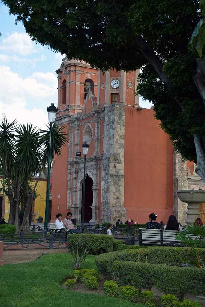 Catedral de Le&oacute;n, iglesia hist&oacute;rica en el centro de la ciudad, con arquitectura colonial y detalles art&iacute;sticos impresionantes.