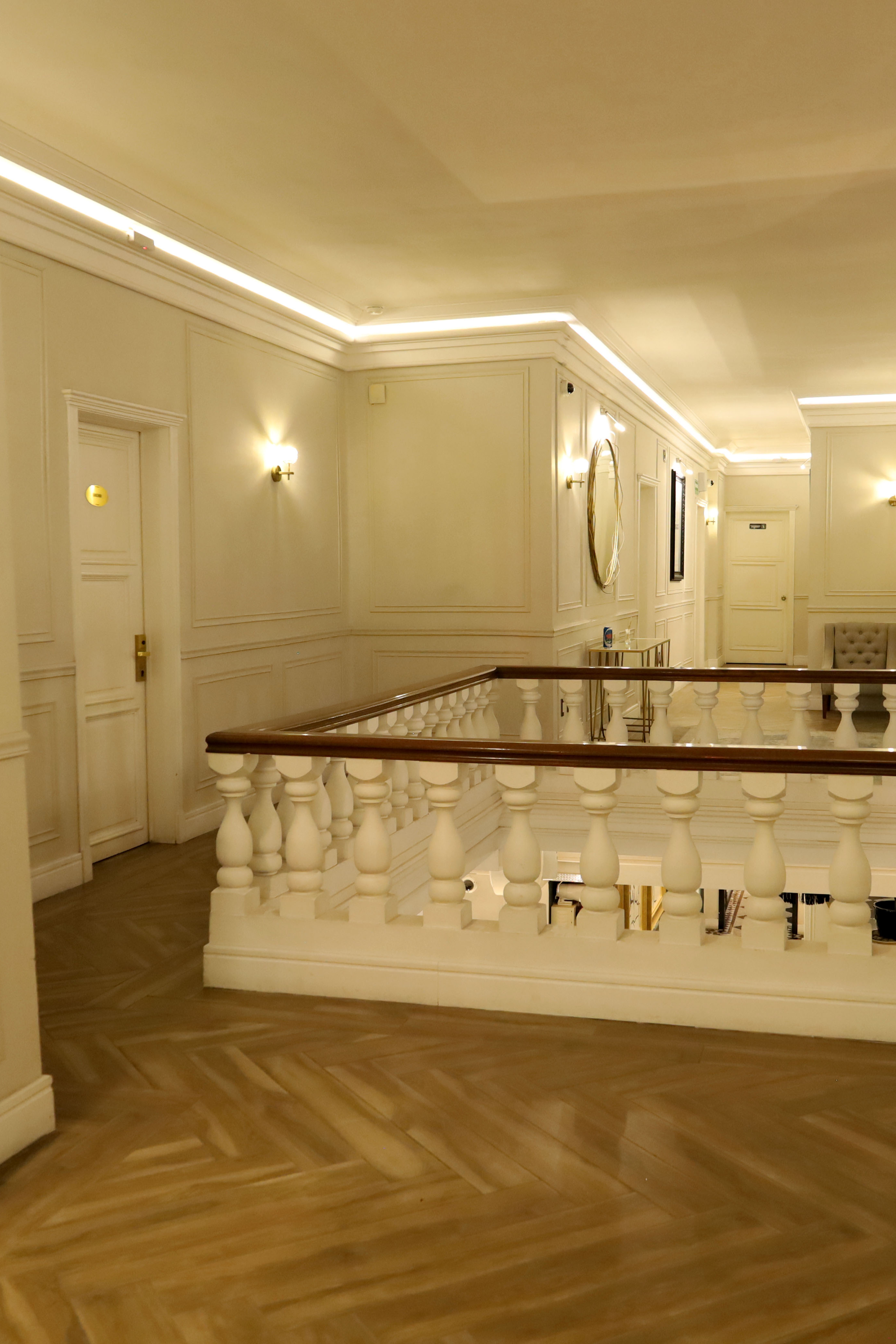 Interior sofisticado con detalles clásicos y iluminación cálida en hotel de alta categoría en León, Guanajuato.