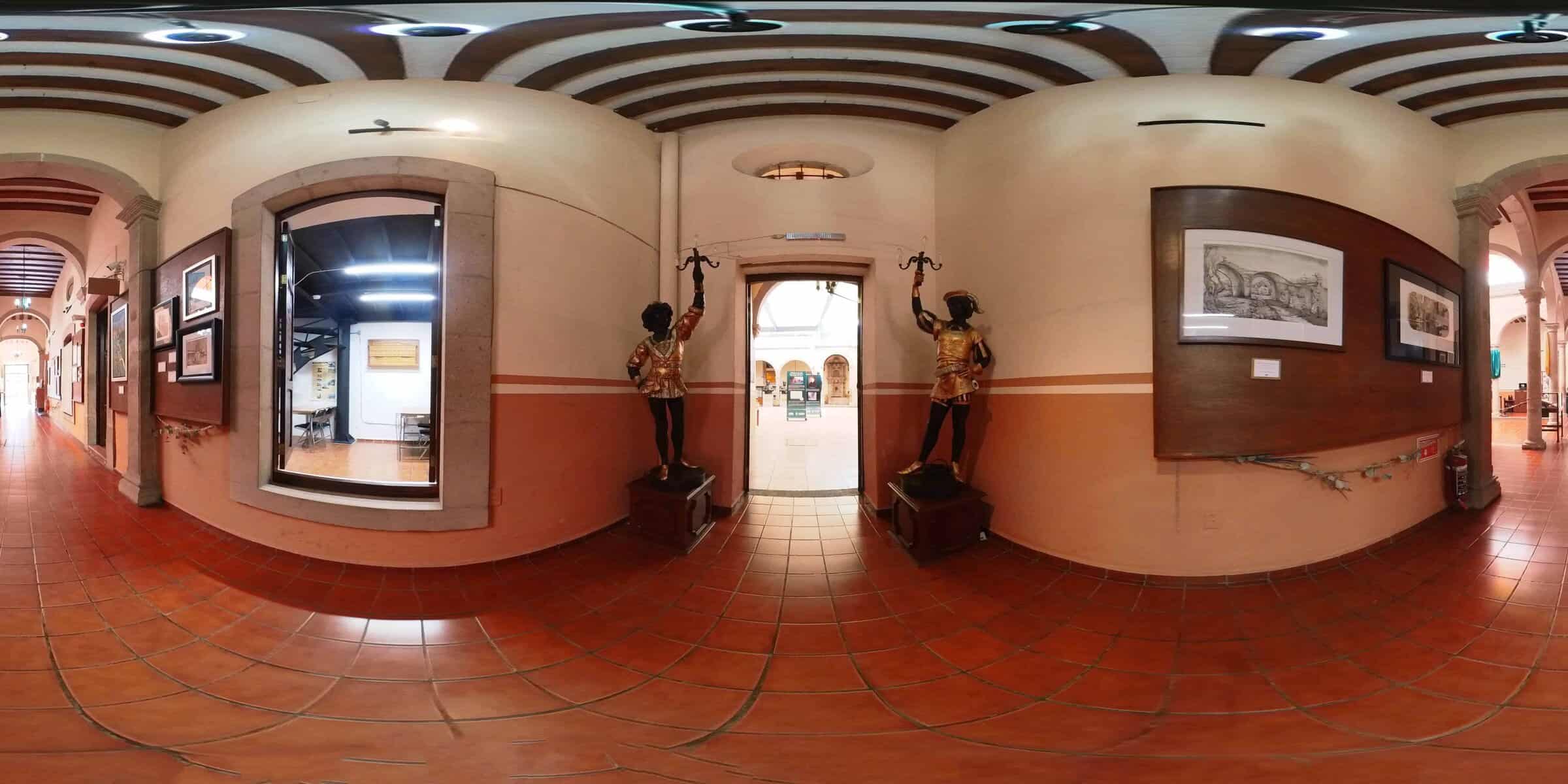 Interior del Museo de la Ciudad en León, exhibiciones culturales y arte local en un espacio histórico y acogedor.