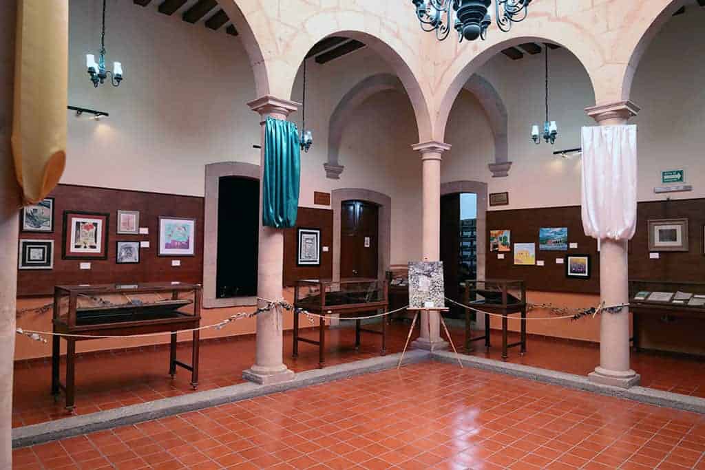 Interior del Museo de Arte Colonial en Le&oacute;n, con arcos y exhibiciones culturales.