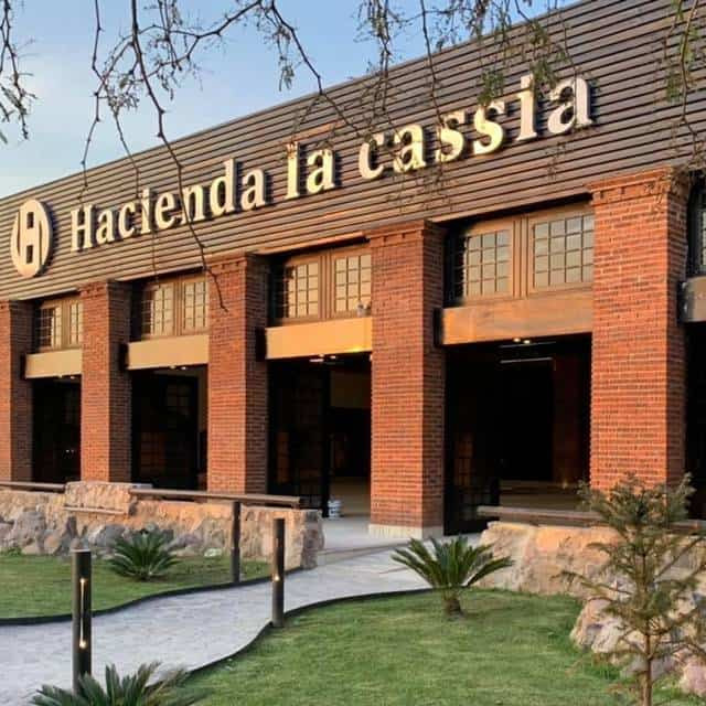 Hacienda La Cassia, un destino turístico en León, México, con arquitectura moderna y espacios para eventos y descanso.