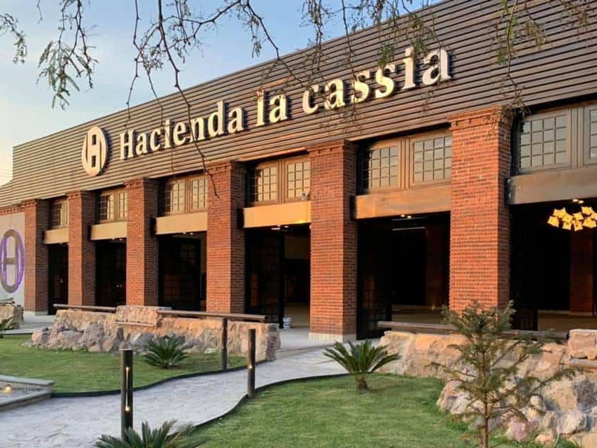 Hacienda La Cassia, un destino tur&iacute;stico en Le&oacute;n, M&eacute;xico, con arquitectura moderna y espacios para eventos y descanso.