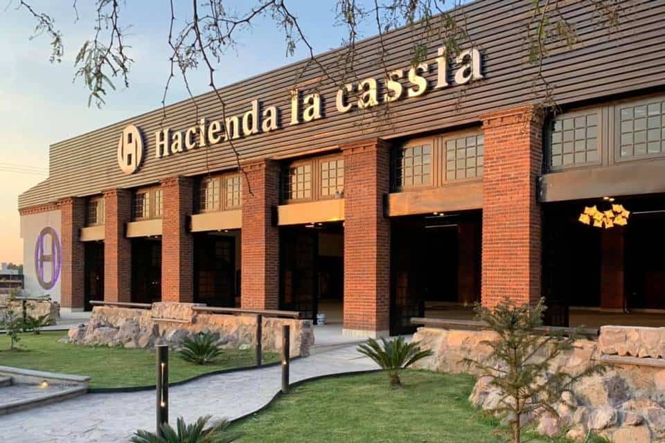 Hacienda La Cassia, un destino turístico en León, México, con arquitectura moderna y espacios para eventos y descanso.