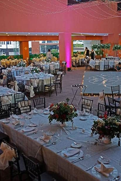 Amplio salón de eventos en León, México, ideal para bodas, banquetes y celebraciones con ambiente sofisticado y decoración mo.