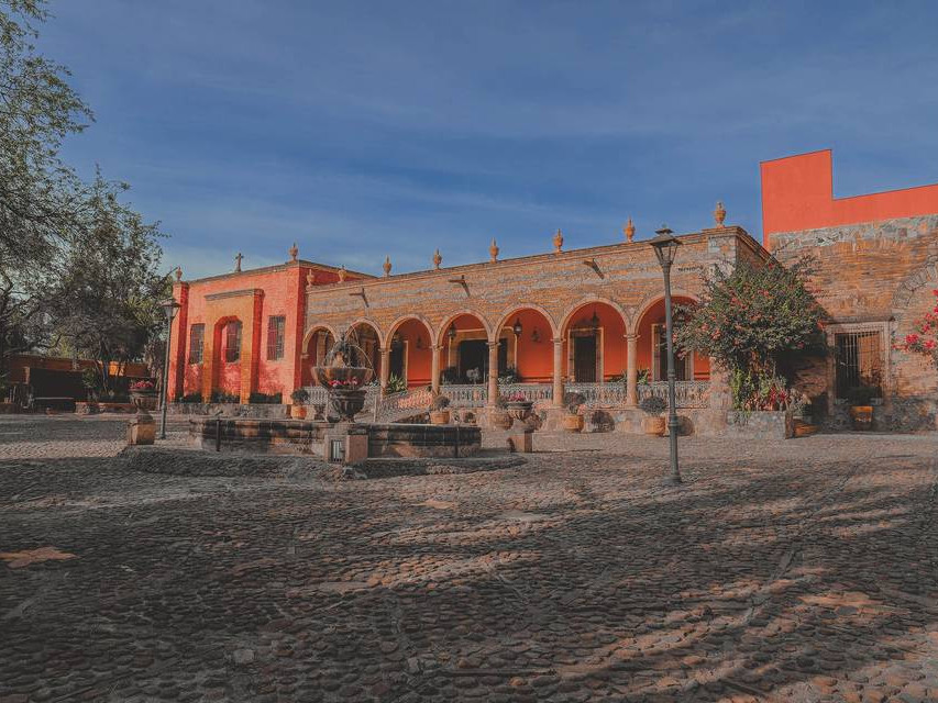Plaza principal de Le&oacute;n con arquitectura colonial y fuentes en un entorno hist&oacute;rico y cultural.