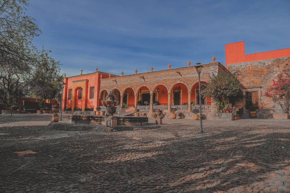Plaza principal de León con arquitectura colonial y fuentes en un entorno histórico y cultural.