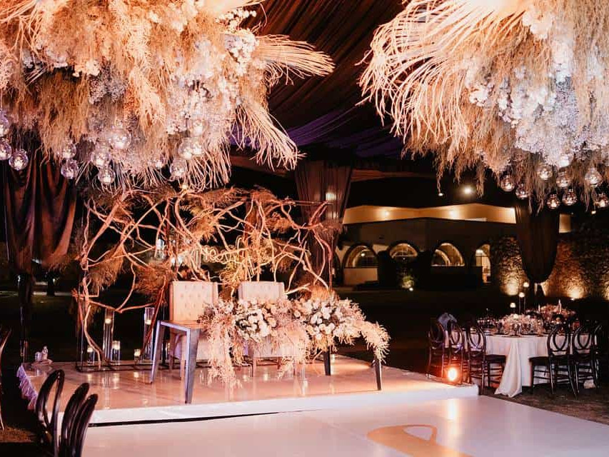 Decoraci&oacute;n floral y ambiente elegante para bodas en Le&oacute;n, M&eacute;xico.