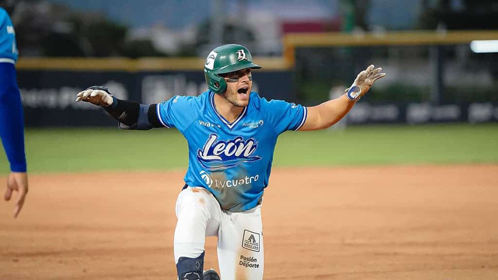 Jugador de b&eacute;isbol en acci&oacute;n en un campo de b&eacute;isbol en Le&oacute;n, mostrando habilidades y entusiasmo en el deporte local.