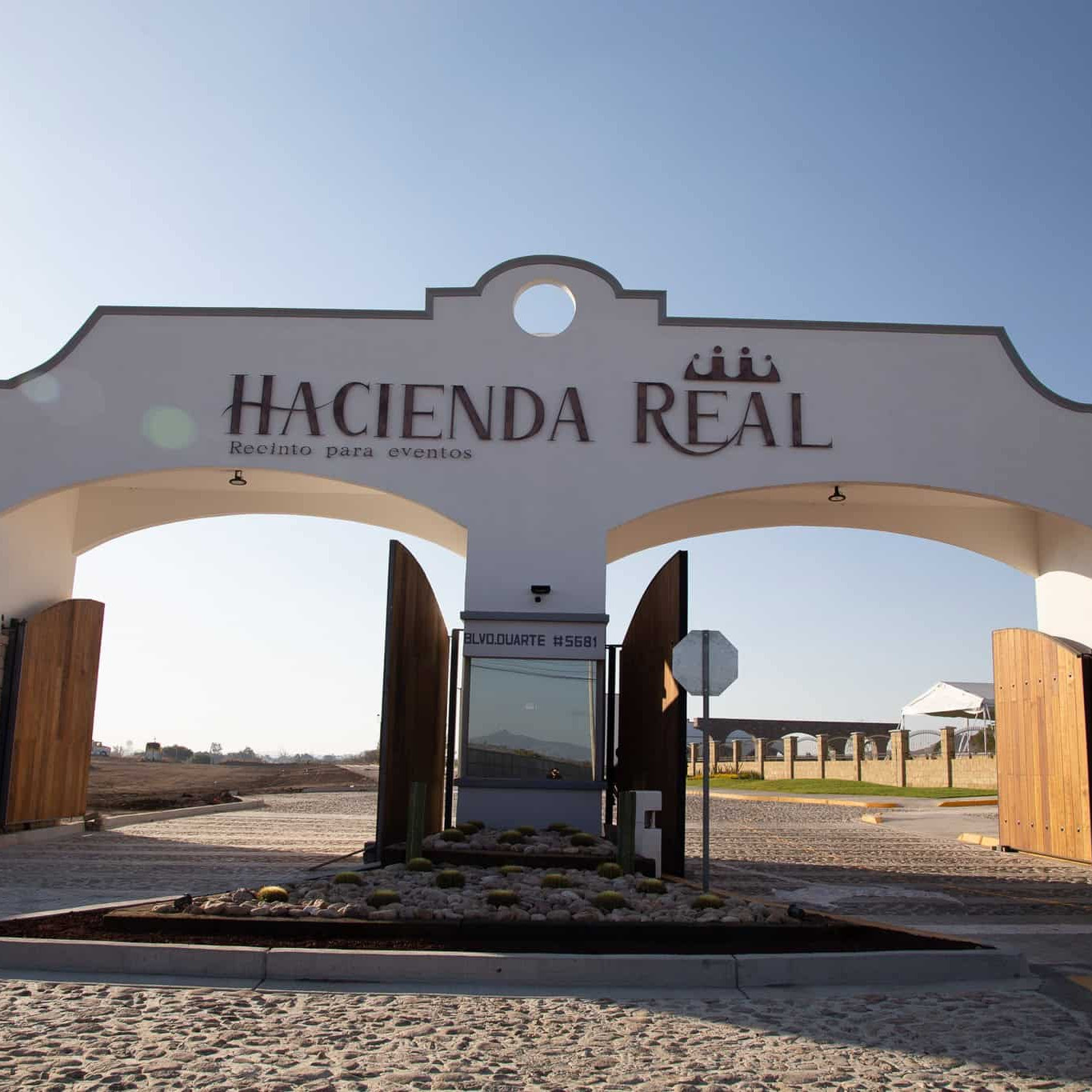 Entrada principal de la Hacienda Real, un lugar emblemático para eventos y celebraciones en León, Guanajuato.