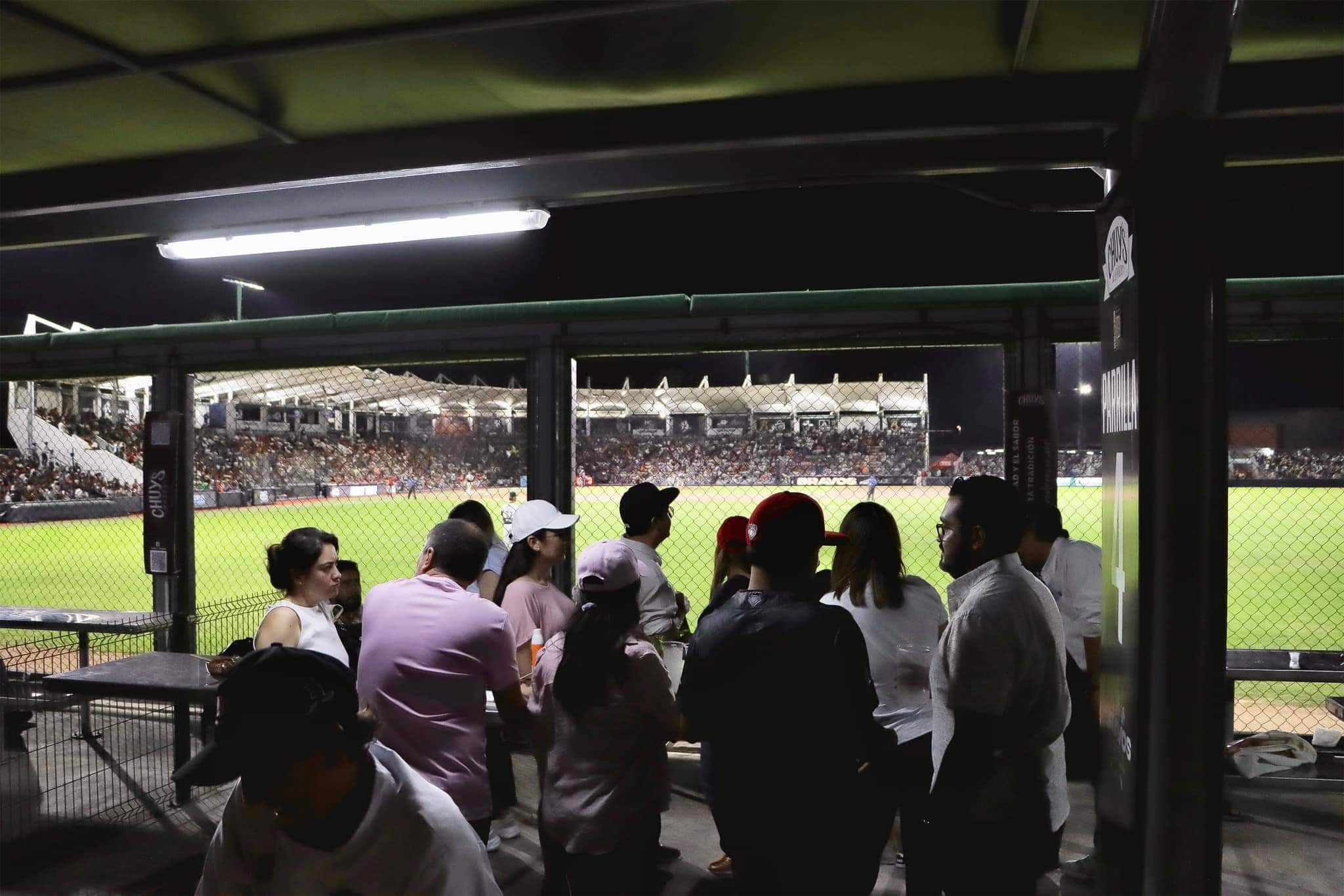Espectadores en el estadio de f&uacute;tbol en Le&oacute;n, M&eacute;xico, disfrutando del partido desde la zona de sombra.