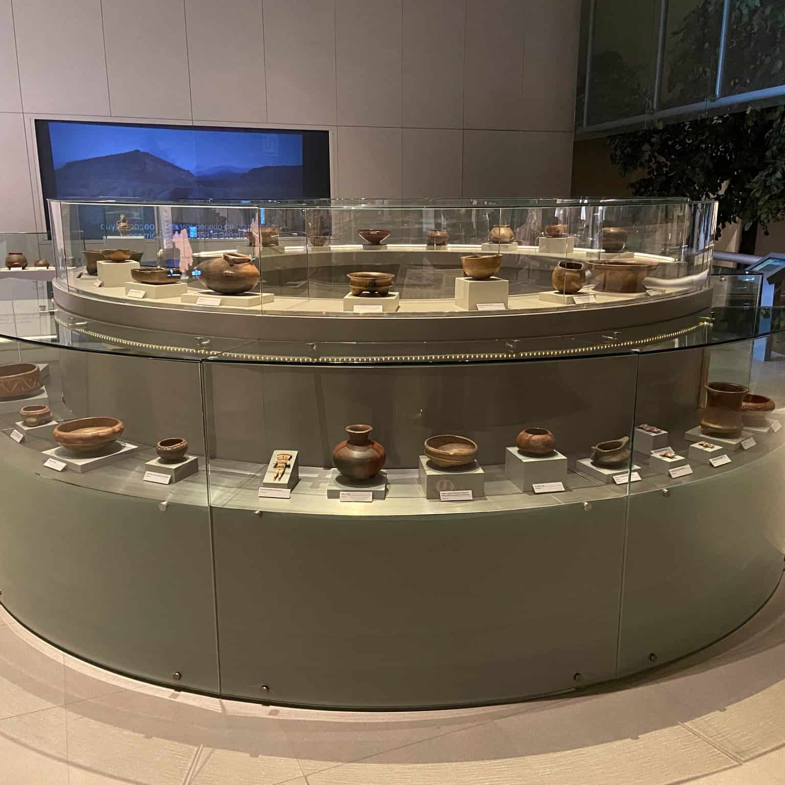 Tesoros arqueol&oacute;gicos de Le&oacute;n en exhibici&oacute;n en vitrina de museo, mostrando cer&aacute;micas y objetos hist&oacute;ricos de la cultura local.