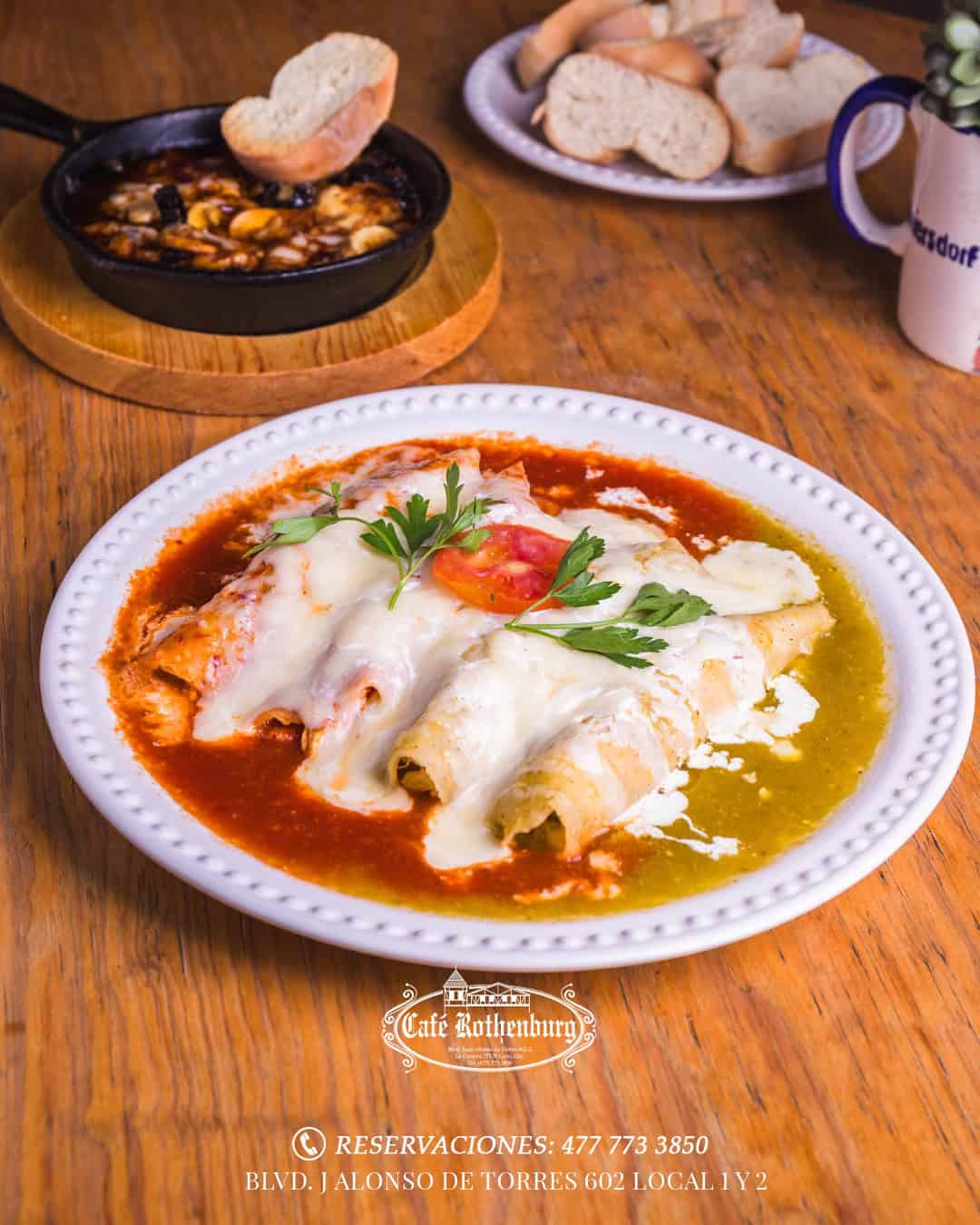 Plato de chiles en nogada con salsa de tomate, queso y hierbas frescas, servido en plato decorativo en restaurante en Le&oacute;n, M.