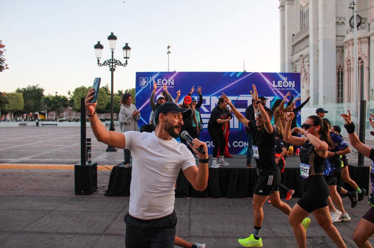 Diversi&oacute;n y deporte en Le&oacute;n, M&eacute;xico, con m&uacute;sica en vivo y actividades para toda la familia en la plaza principal.
