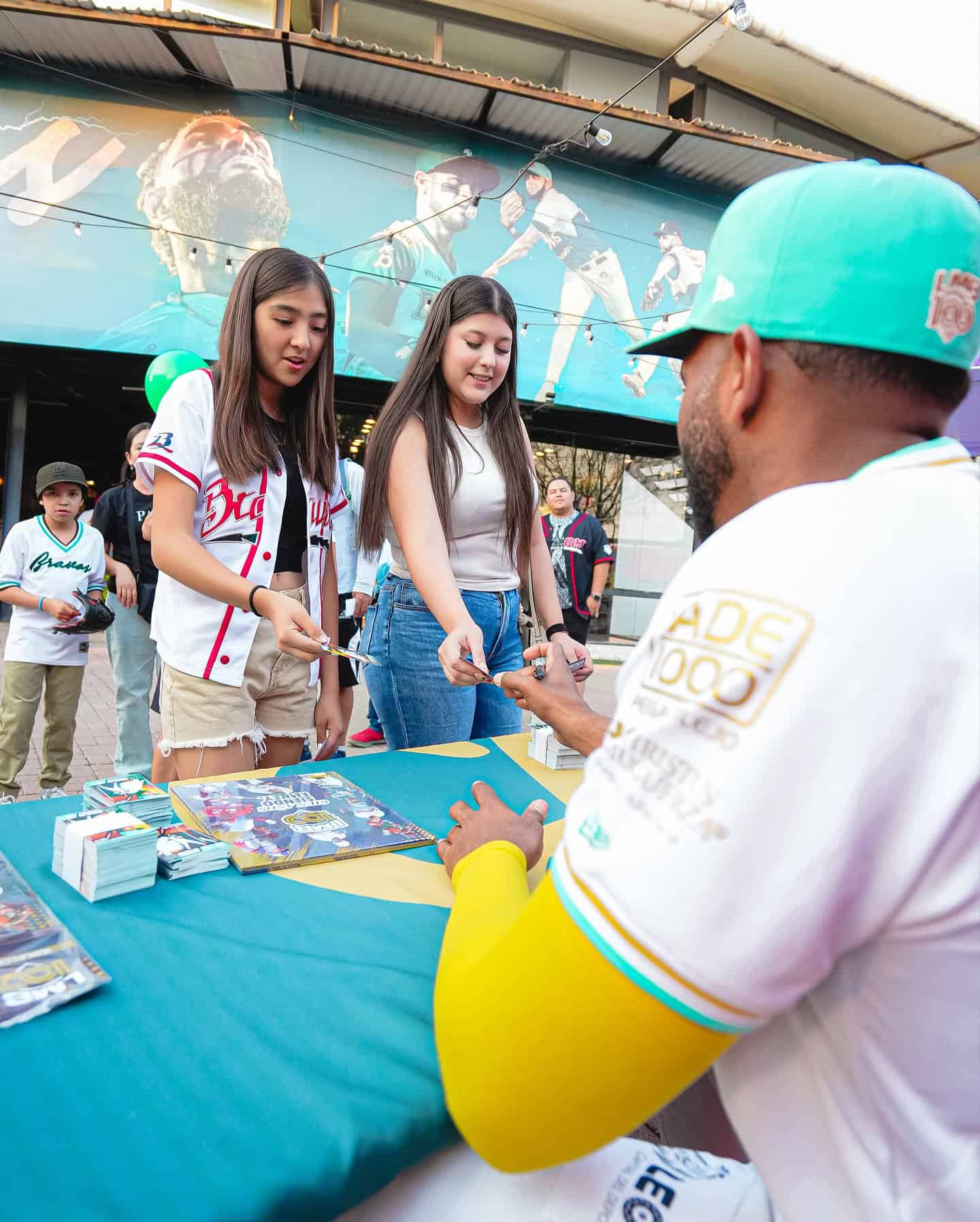 Festival de m&uacute;sica en Le&oacute;n, M&eacute;xico, con artistas en vivo y p&uacute;blico disfrutando del evento.