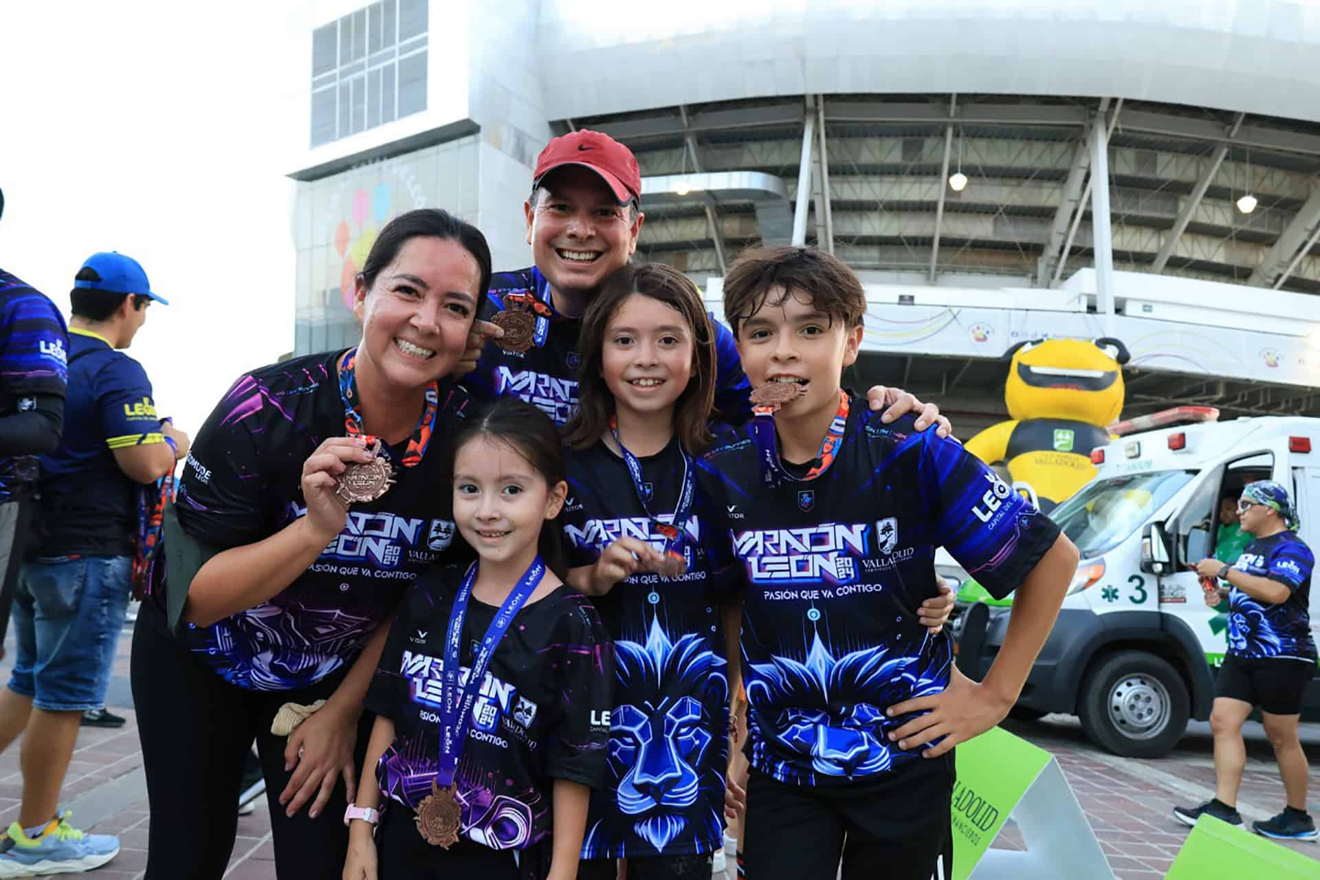 Diversos participantes en la Carrera de Color Le&oacute;n 2023, disfrutando de un evento familiar lleno de alegr&iacute;a y colores vibrant.
