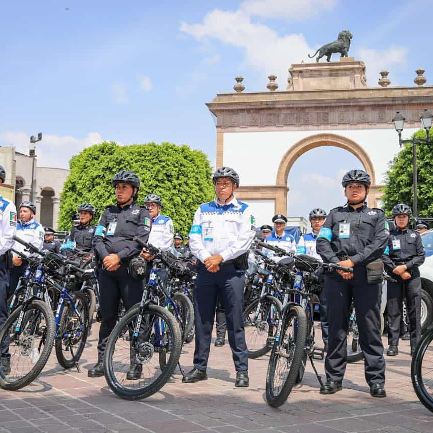 Policías en bicicleta en la plaza principal de León, México, promoviendo seguridad y orden en la ciudad.
